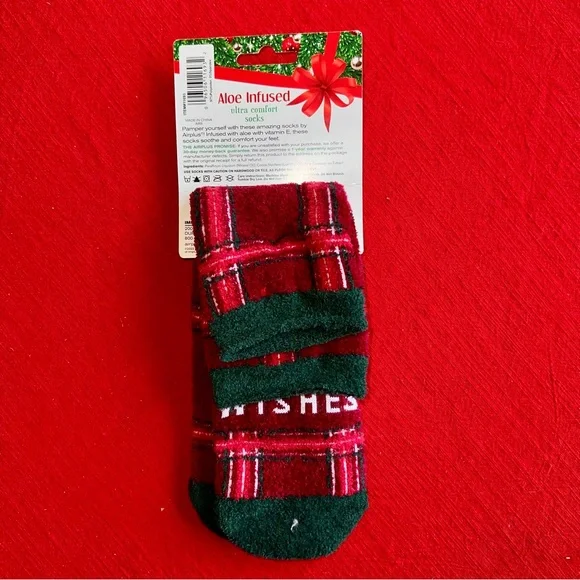 NWT 🥀 Aloe Infused Christmas Fuzzy Holiday Socks - Picture 4 of 5